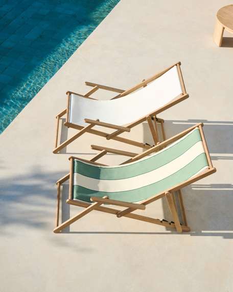 Складной шезлонг Vilara для улицы из акации и текстиля белого цвета