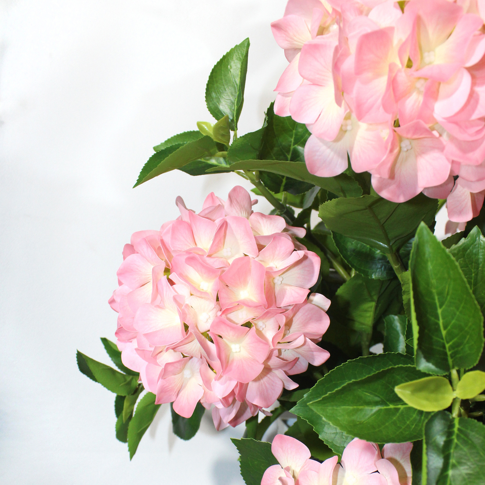 Искусственные цветы Гортензия из силикона розовая в высоком белом кашпо 36см