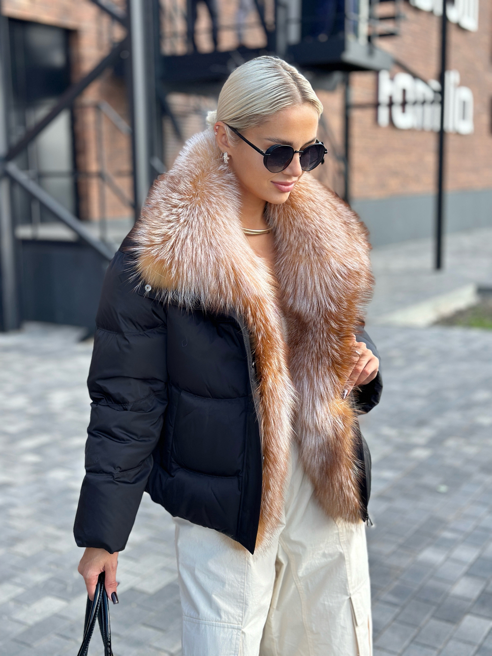 Пуховик зимний черный с мехом лисы «огневки» 60см