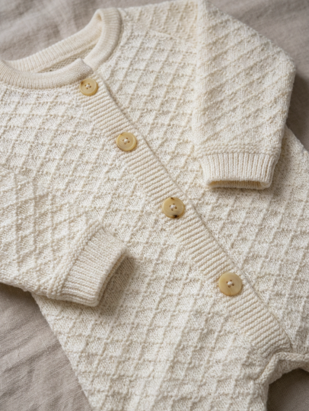Комбинезон вязаный для малыша молочный