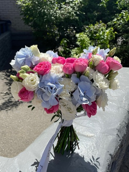 Свадебный букет из гортензии, диантусов, кустовых пионовидных роз и лизиантуса