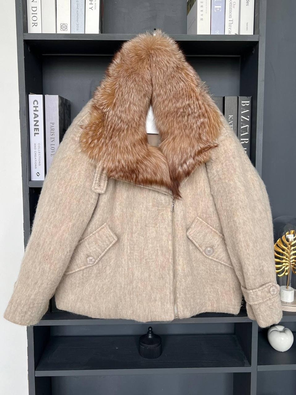 Зимний пуховик - бомбер из шерсти с мехом лисы