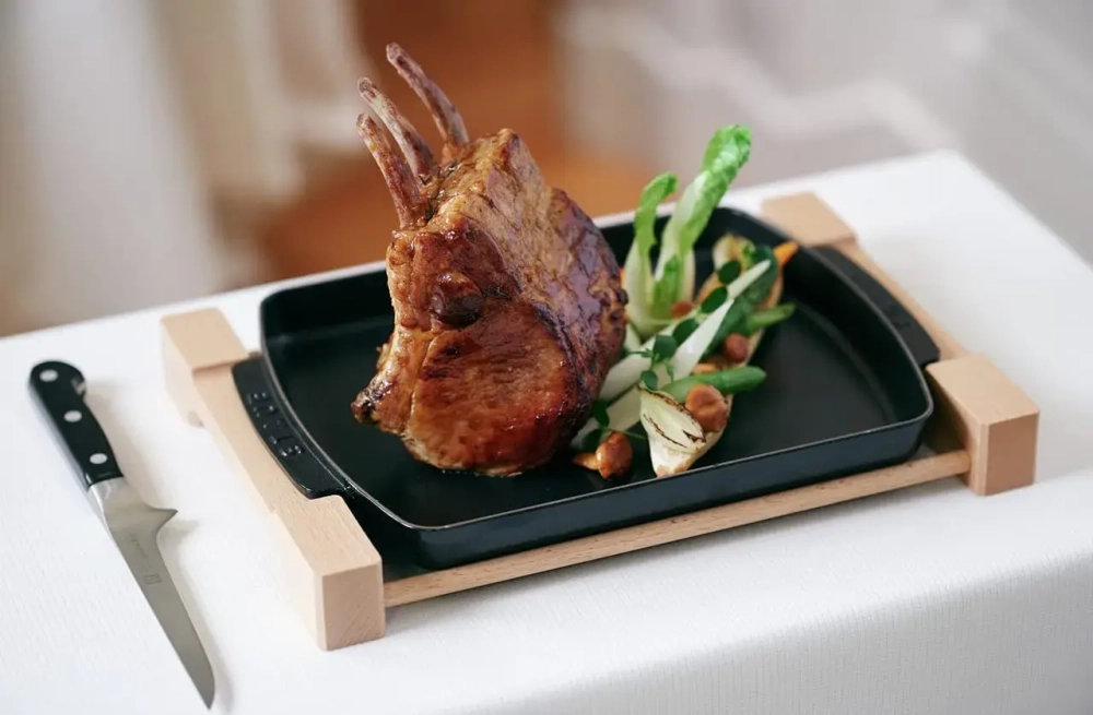 STAUB Sur la Table Чугунное блюдо Minis 33x23 см на деревянной подставке черный