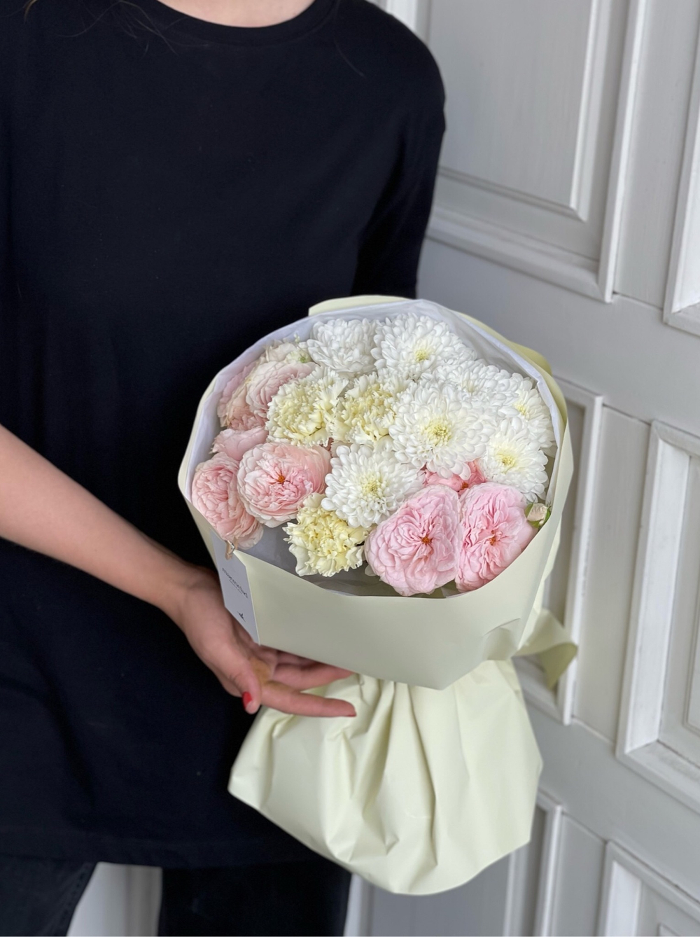 Букет из пионовидной розы, диантусов и хризантемы