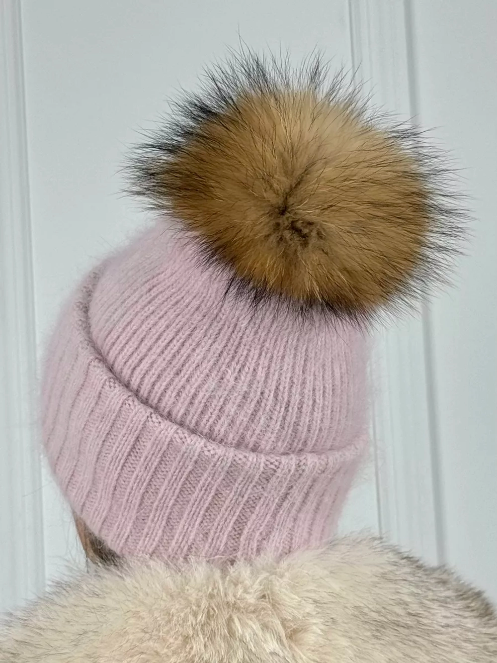 шапка ангора с меховым помпоном зимняя пушистая стильная