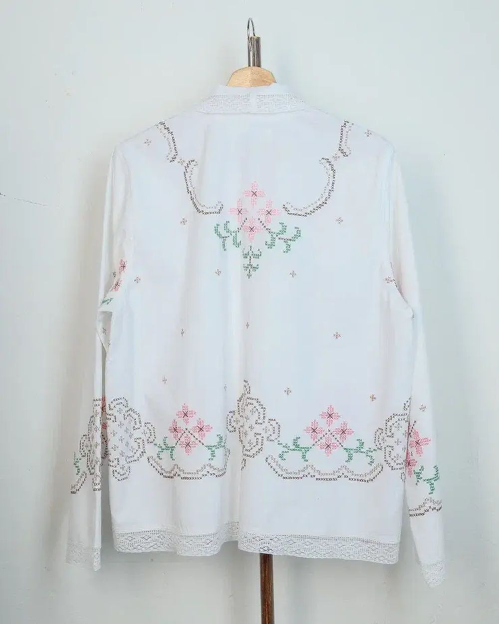 Рубашка Soeurs с Персиковой Вышивкой белая