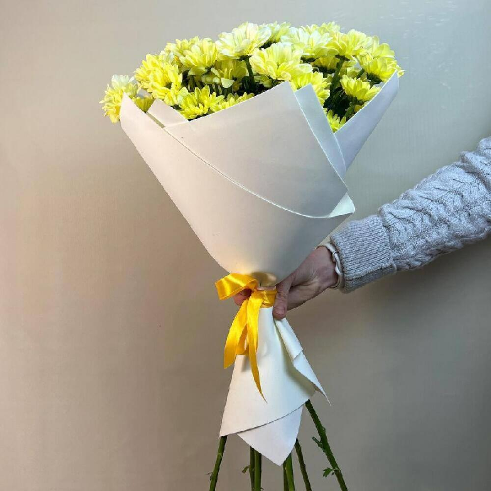 Букет из жёлтых ромашек кустовых хризантем в упаковке фоамиран