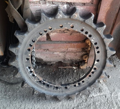 Звездочка LQ51D01004P1 New Holland E215B