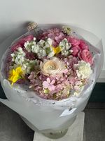 Сборный букет из розовой гортензии, нарциссов, кустовых пионовиднных роз, маттиолы и диантусов