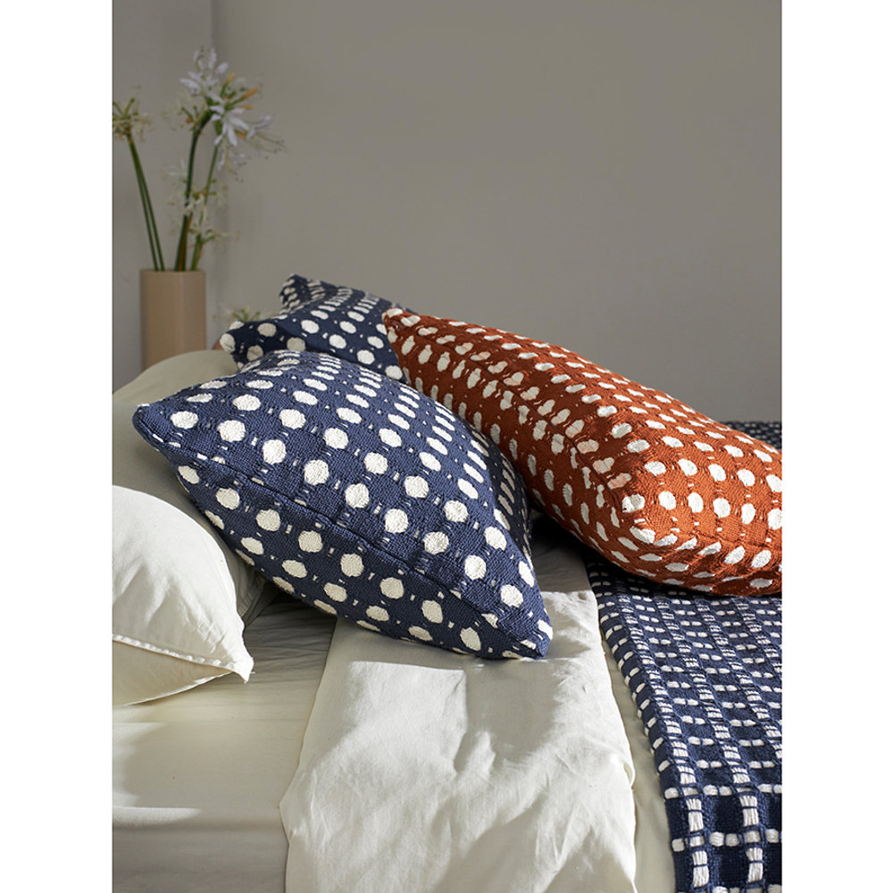 Чехол на подушку из хлопка polka dots темно-синего цвета из коллекции essential, 40x60 см