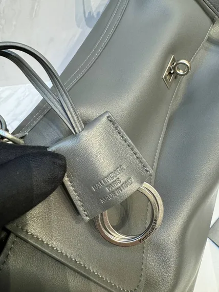 Сумку BALENCIAGA RODEO HANDBAG серый