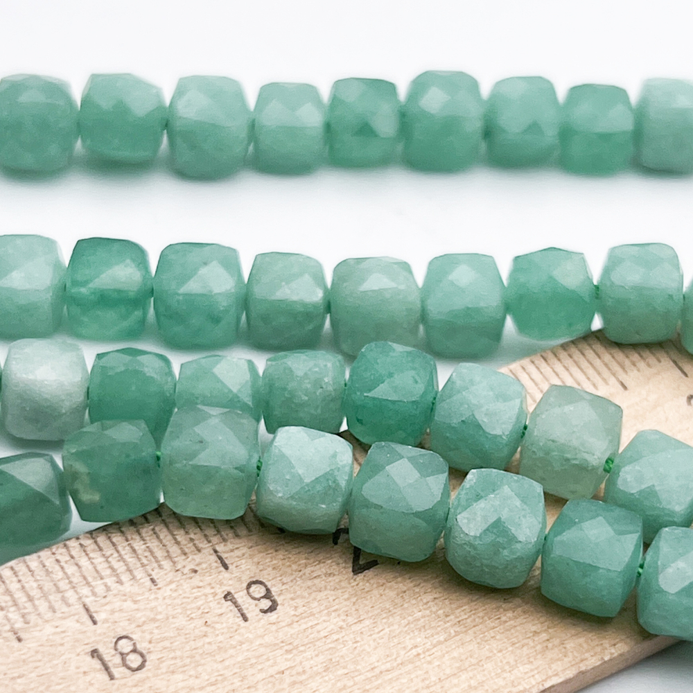 Авантюрин бусины, куб с огранкой, размер около 6,1-6,4 мм, цена за 14-15 шт (1/4 нити)