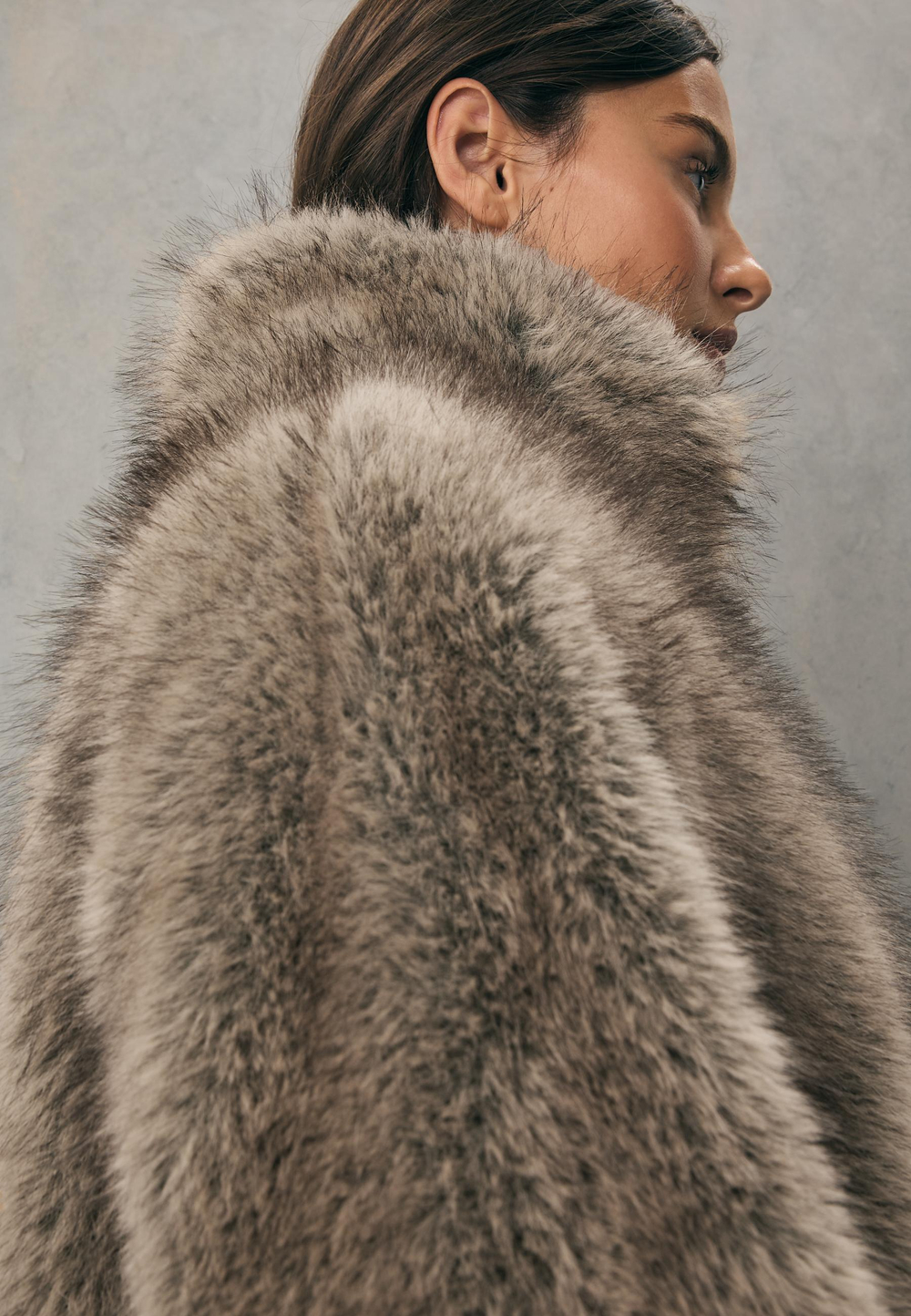 STRADIVARIUS Шуба из искусственного меха с высоким воротником, бежевый