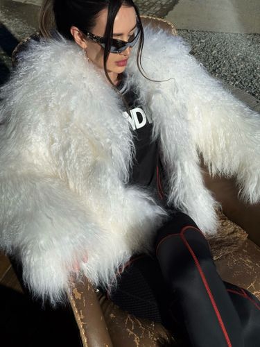 Белая объемная шуба из меха ламы