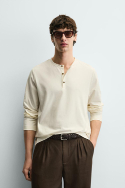 ZARA МЯГКАЯ ФУТБОЛКА С ВОРОТНИКОМ НА ПУГОВИЦАХ, ЖЕЛТОВАТО-БЕЛЫЙ