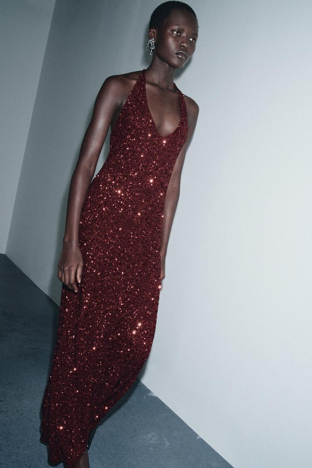 ZARA ПЛАТЬЕ С V-ОБРАЗНЫМ ВЫРЕЗОМ И ПАЙЕТКАМИ, ТЕМНО-БОРДОВЫЙ