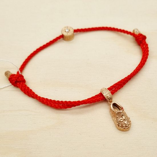 Красный браслет с позолоченным тапочком Спиридона и бусиной