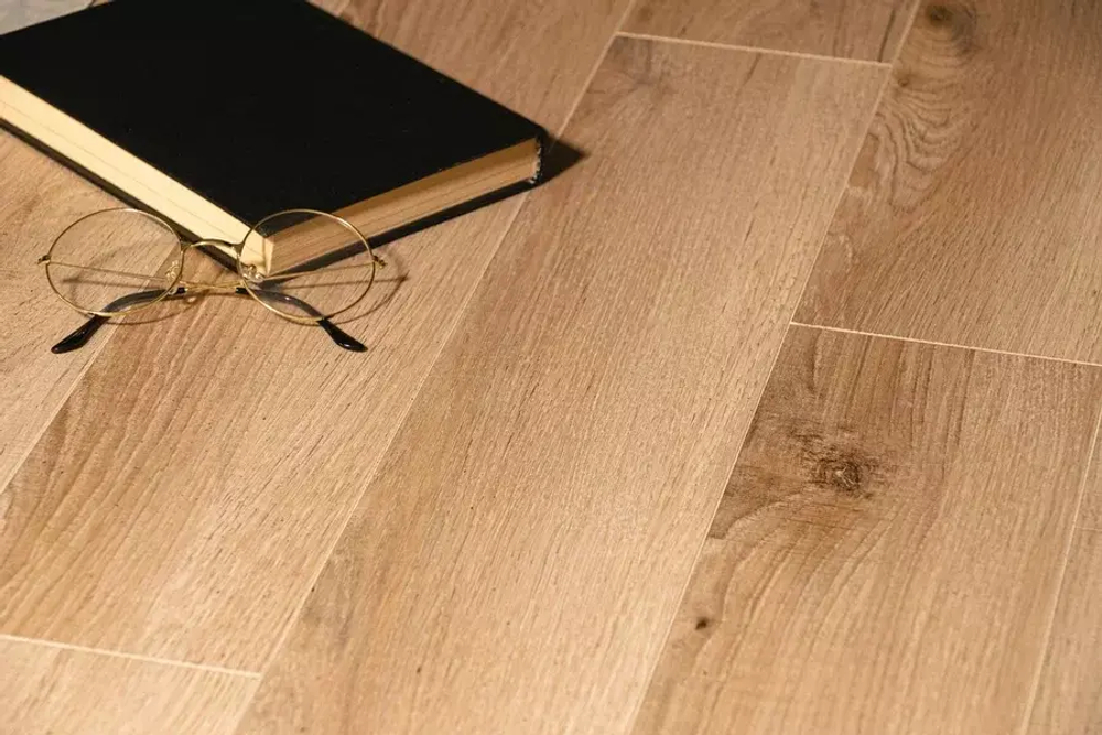 Кварцвиниловая плитка Bonkeel Style Click Дуб Палау - Магазин напольных покрытий в Екатеринбурге. MAXI ПОЛ.