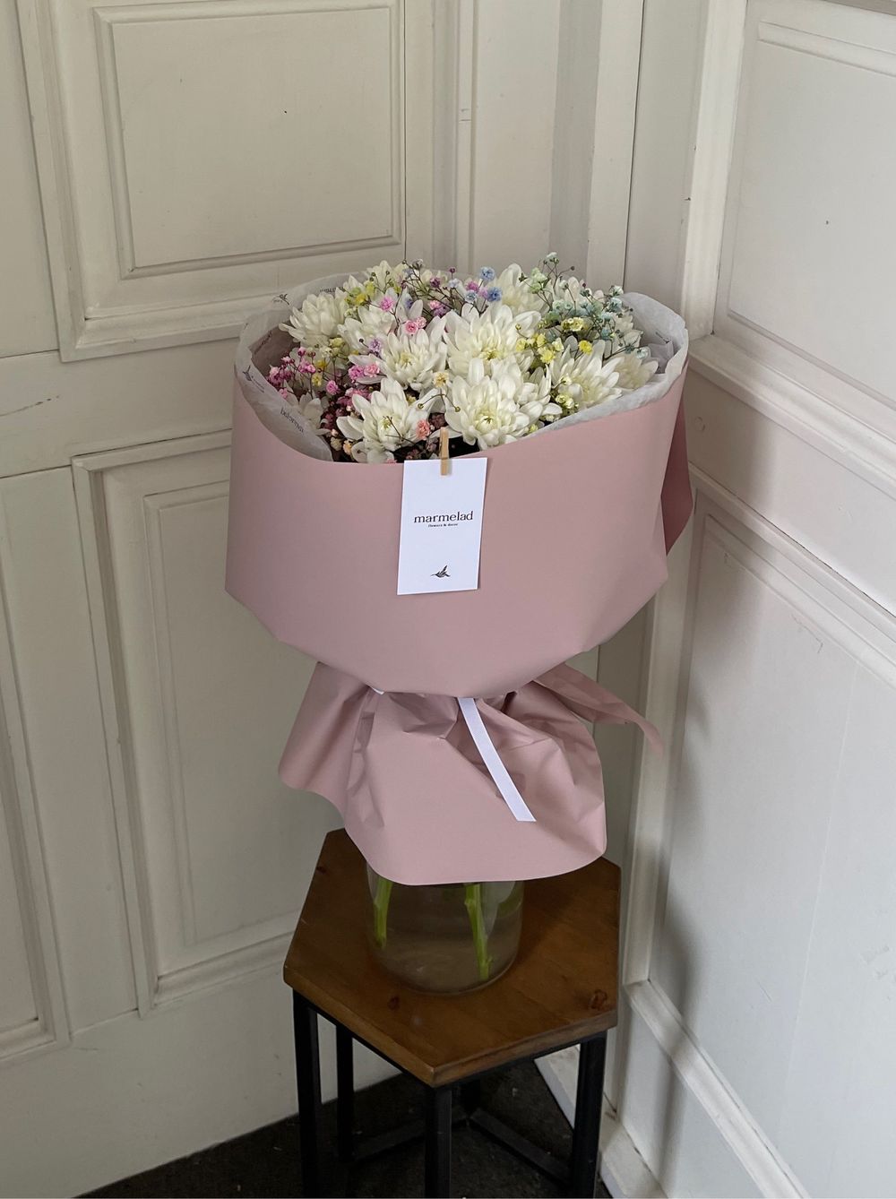 Букет из хризантемы и гипсофилы в розовом оформлении