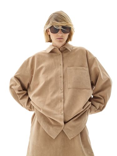 Бежевая рубашка из эко-замши