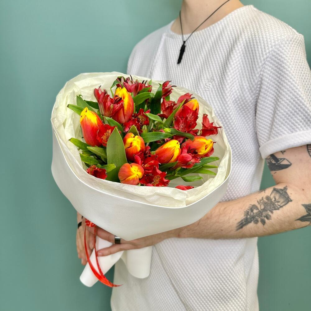 «Буйабес» букет из тюльпанов и альстромерий