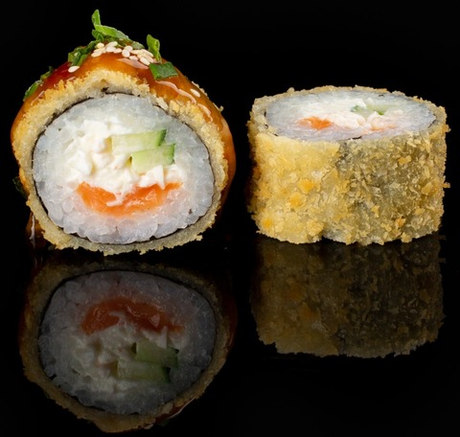 Ролл Темпурный с лососем и крабом 8 шт.🌶️