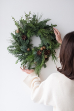 Рождественский венок с шишками