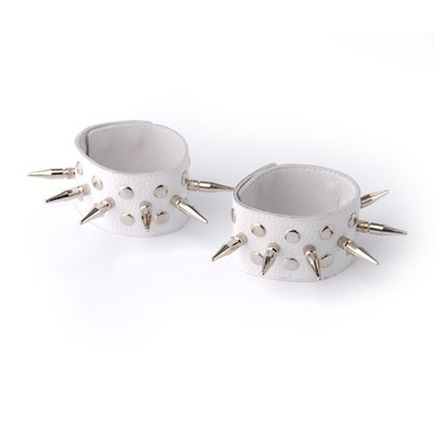 Белые кожаные напульсники с шипами и заклепками (Цвет: белый)