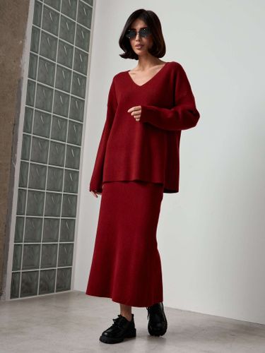Трикотажный костюм с юбкой бордового цвета
