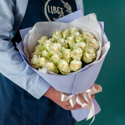 Нежный букет 25 белых роз в сиреневом оформлении