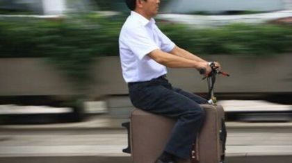 В Японии начали борьбу с водителями электрочемоданов