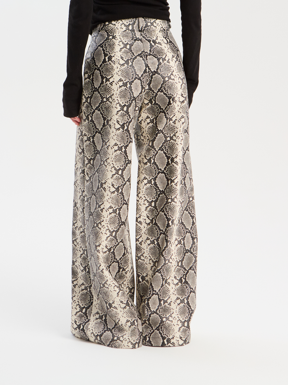 Брюки широкие в змеиновом принте из экокожи