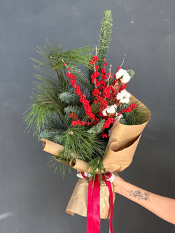 Зимний букет из нобилиса с хлопком и илексом