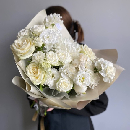 Авторский букет с пушистой эустомой, белыми розами, кустовыми розами, стойкими гвоздиками и хризантемой. Букет 1035
