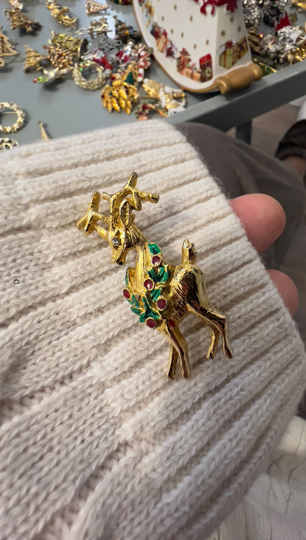 Новогодняя брошь олень