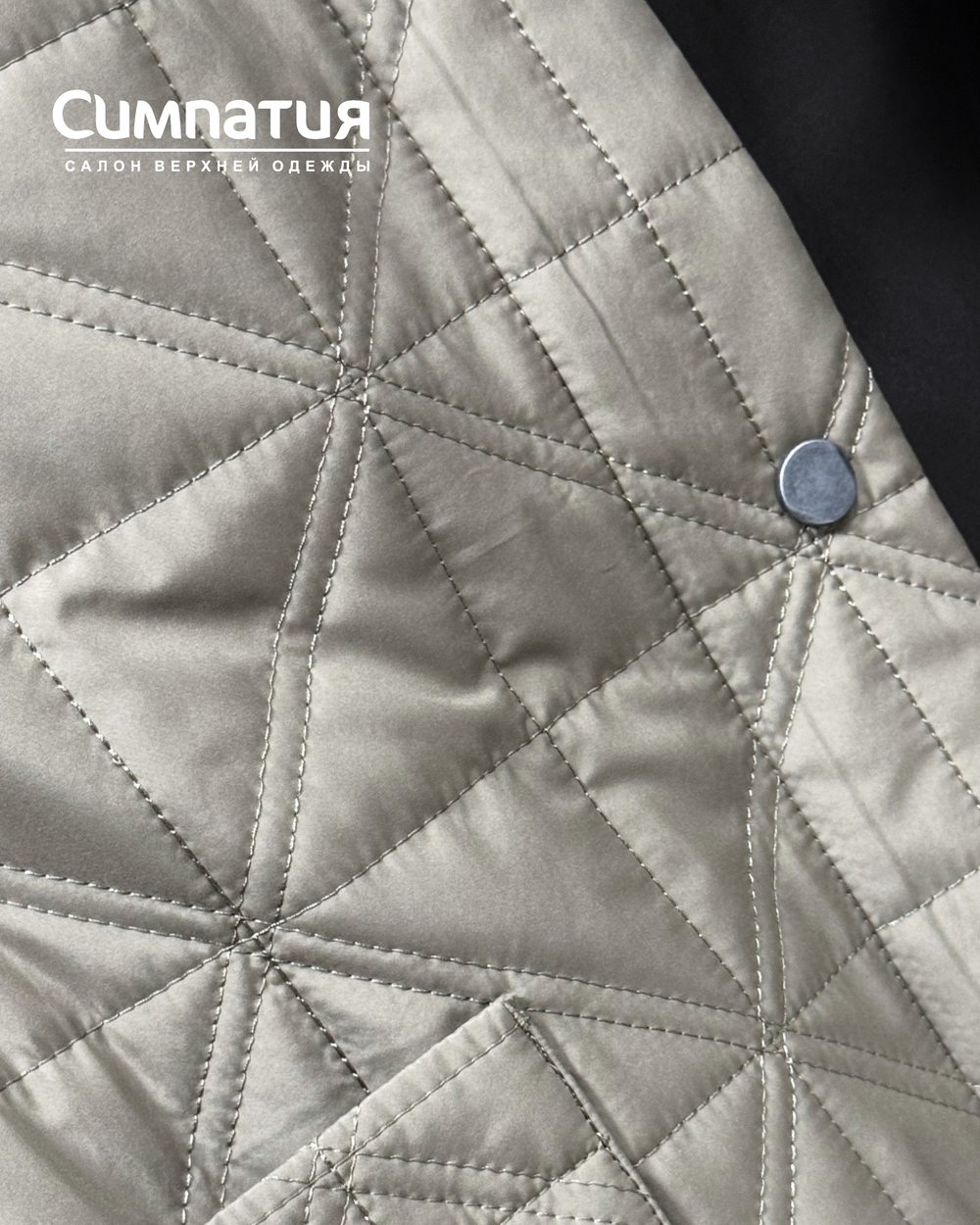 Куртка свободного кроя в длине макси с аккуратными накладными карманами в хаки цвете