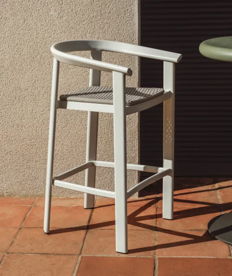 Уличный полубарный стул Erice из алюминия и веревки цвета экрю, 75 см