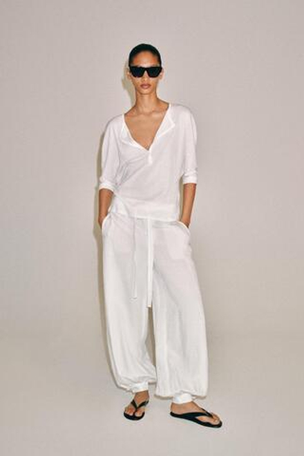ZARA ХЛОПКОВАЯ ФУТБОЛКА С ВОРОТНИКОМ НА ПУГОВИЦАХ, БЕЛЫЙ
