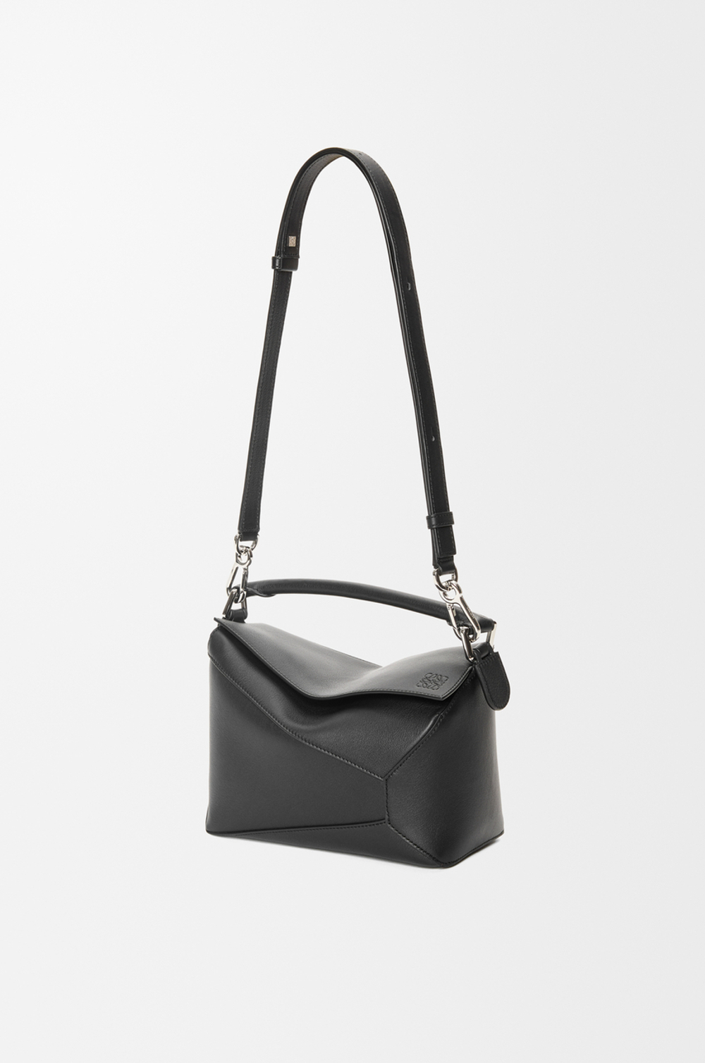 Loewe Маленькая сумка Puzzle Edge из классической телячьей кожи, черный