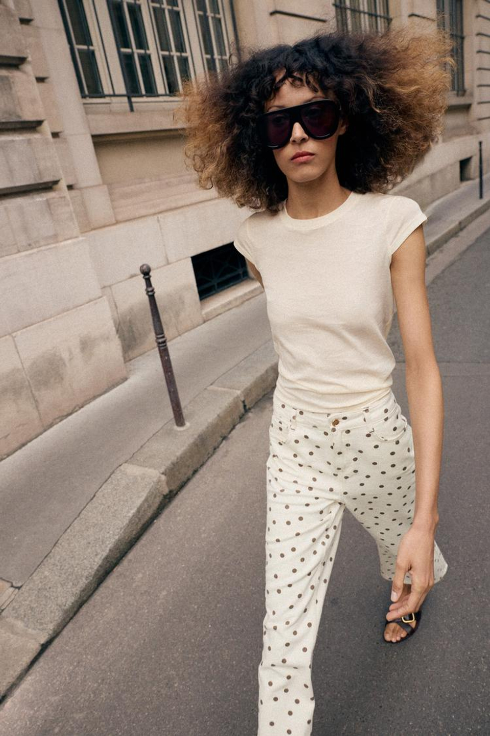 ZARA МИНИМАЛИСТИЧНАЯ ФУТБОЛКА С КОРОТКИМИ РУКАВАМИ, ВАНИЛЬНЫЙ