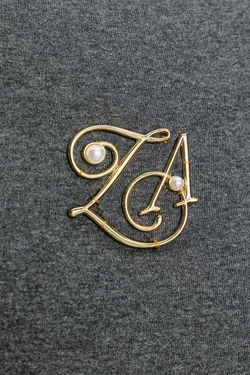 ZARA ФУТБОЛКА С ВОРОТНИКОМ-СТОЙКОЙ И БРОШЬЮ, ТЕМНО-СЕРЫЙ