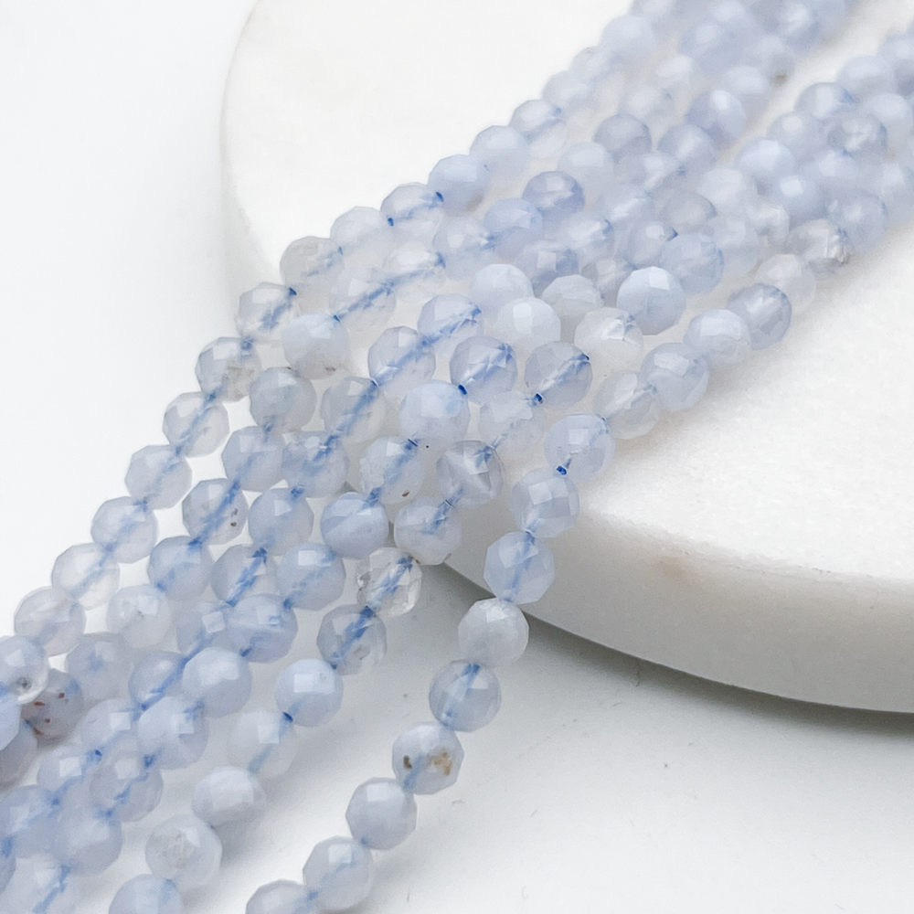 Агат голубой граненый бусины ("Сапфирин"), диаметр около 4,4 мм, цена за отрезок 19 см (1/2 нити)