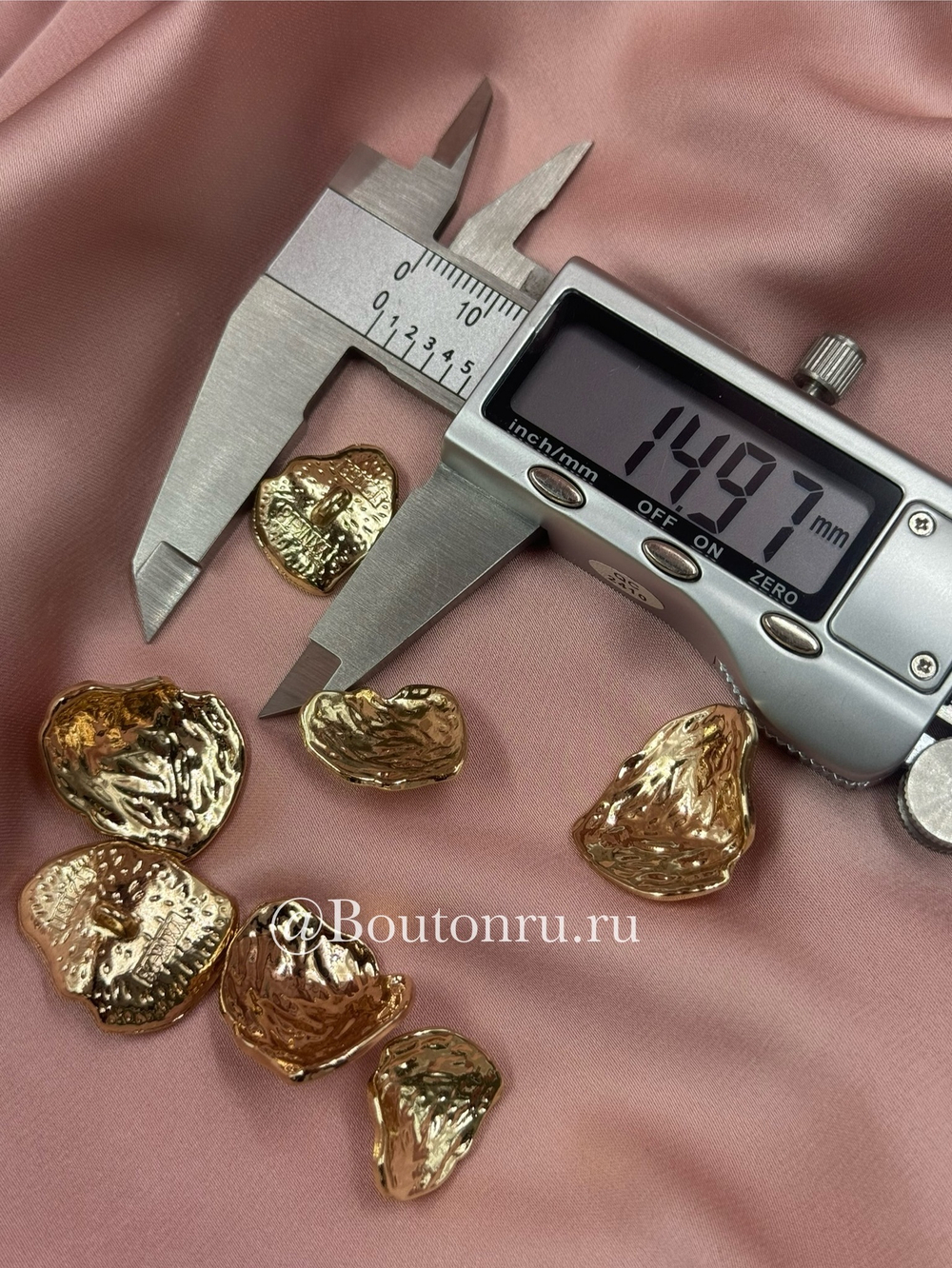 Пуговицы изогнутые неровной формы с жатым эффектом в золоте