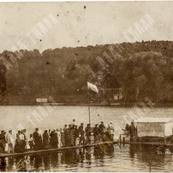 Перевоз. Катанья на лодках. Чёрно-белая фотография. Россия. 1900-е.