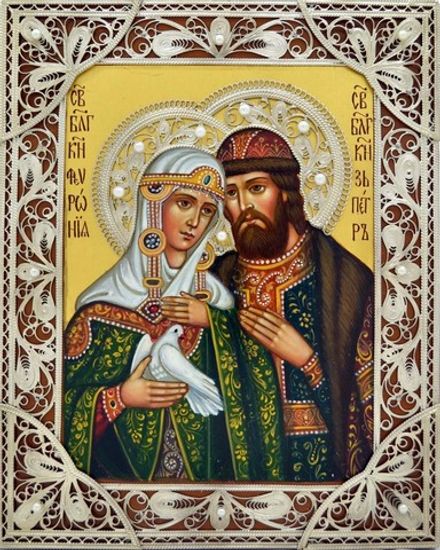 Писаная икона Св. Петра и Февронии Муромских с голубем в серебряной ризе с натуральным жемчугом.