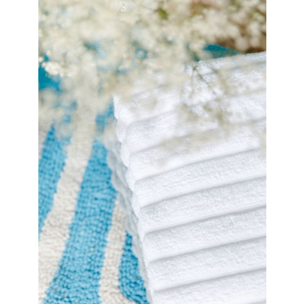 Полотенце банное Waves белого цвета из коллекции Essential, 70х140 см