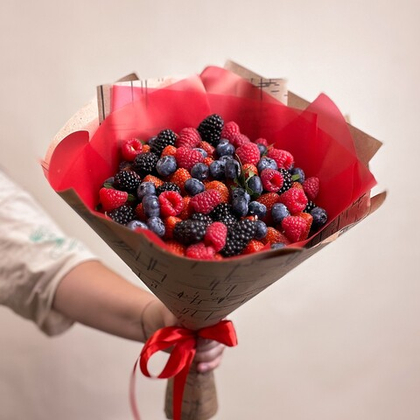 Ягодный букет из клубники, ежевики, голубики и малины