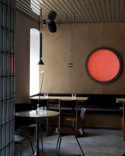 Современный лаконичный светильник с вытянутой чёрной формой.