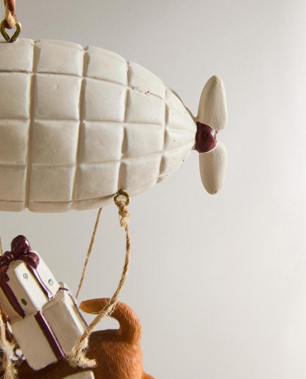 ZARA HOME ЕЛОЧНОЕ УКРАШЕНИЕ «СОБАКА НА ВОЗДУШНОМ ШАРЕ», КОРИЧНЕВЫЙ