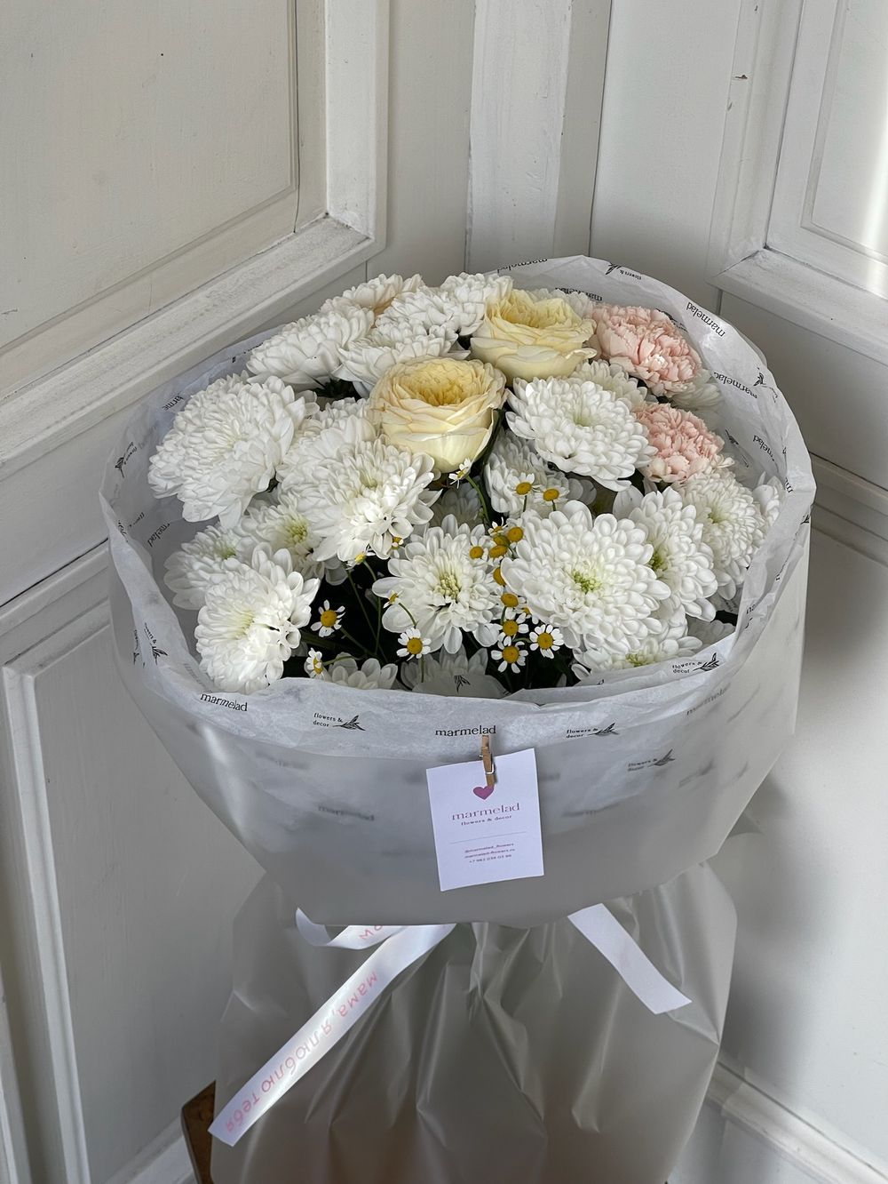 Букет из хризантемы, ромашки, кустовой пионовидной розы и диантусов!